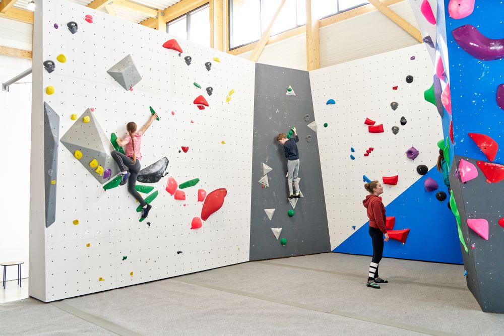 Enfants sur les murs de bloc